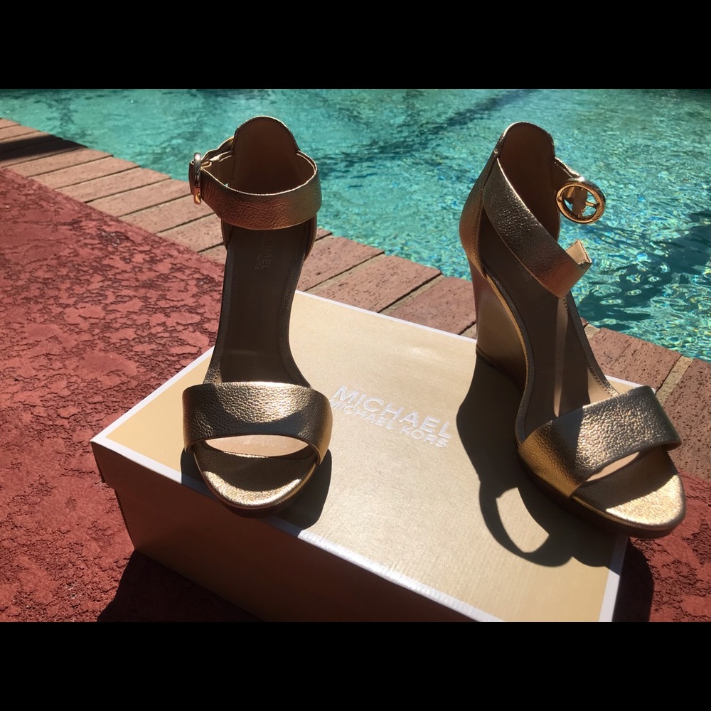 Michael Kors Gold Sandal size 8M.